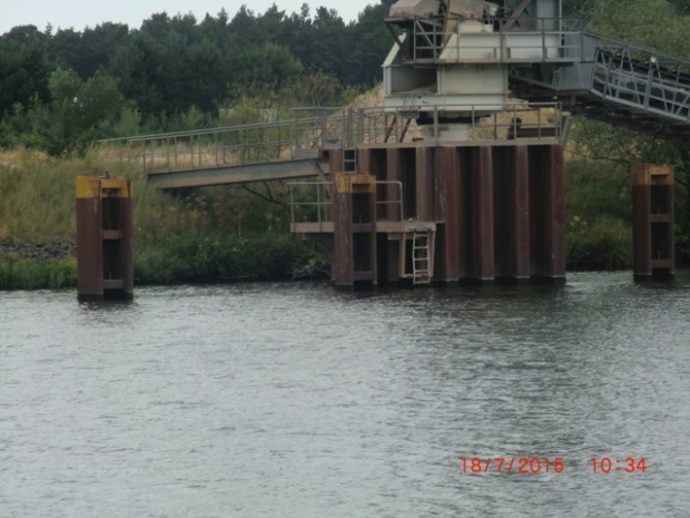 Arbeitswegbrücke / Elbe - Havel - Kanal , links im Bild