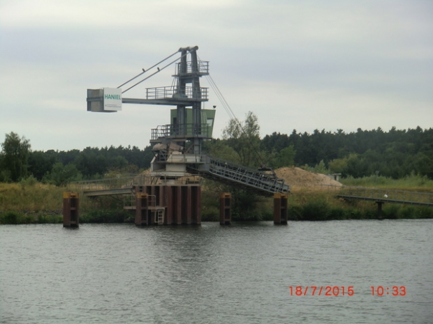 Maschinelle Arbeitswegbrücke / Elbe - Havel - Kanal, rechts im Bild