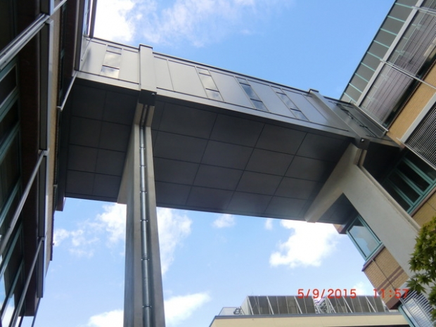 Fußwegbrücke im UKB Berlin / Betriebshof