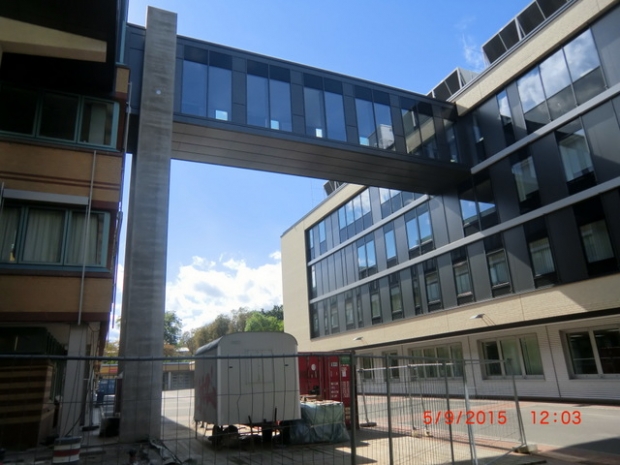 Fußwegbrücke im UKB Berlin / Betriebshof