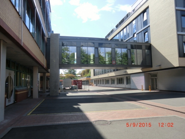Fußwegbrücke im UKB Berlin / Betriebshof