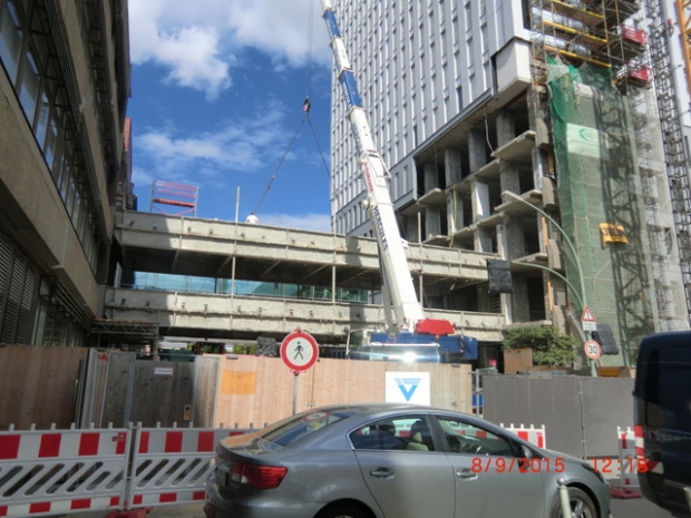 Neue Charite´Krankentransportbrücke / Luisenstraße, im Bildhintergrund