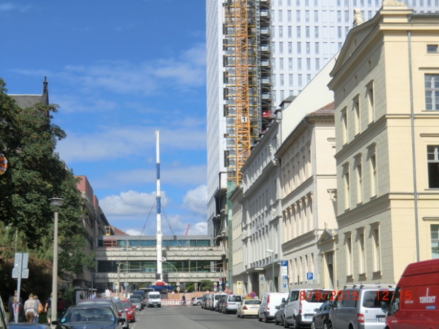 Neue Charite´Krankentransportbrücke / Luisenstraße, im Bildhintergrund