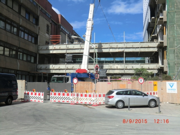 Neue Charite´Krankentransportbrücke / Luisenstraße, im Bildhintergrund