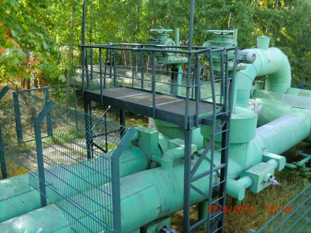 Arbeitswegbrücke an der Heizreglerstation / 2 große Heizrohre 