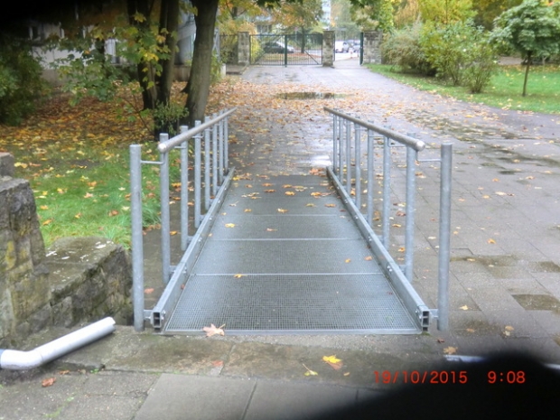 Fußwegbrücke / Geländesprung