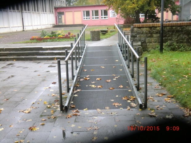 Fußwegbrücke / Geländesprung