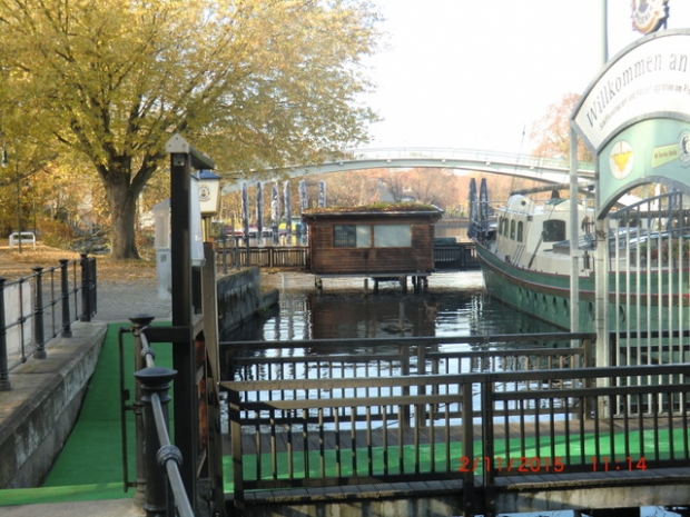 Fußwegbrücke zum Sportbootliegeplatz Bulgarische Straße / Spree, im Bildhintergrund