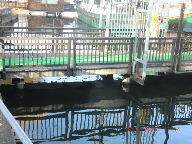 Fußwegbrücke zum Sportbootliegeplatz Bulgarische Straße / Spree, im Bildhintergrund