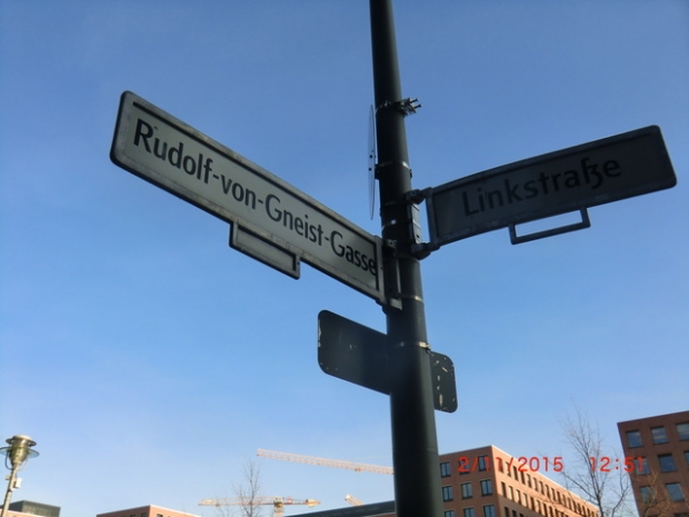 5 Fußwegbrücken zum Fahrstuhl am Treppenhausturm, Zur Orientierung