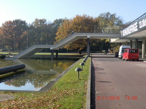 Zugangsbrücke zum Haus der Kulturen ( Schwangere Auster )