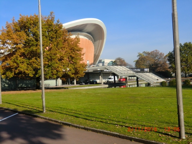 Zugangsbrücke zum Haus der Kulturen ( Schwangere Auster )