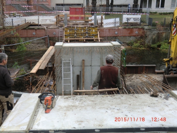 Fußgängerbrücke / Kietzer Graben, Die Pfeiler sind betoniert