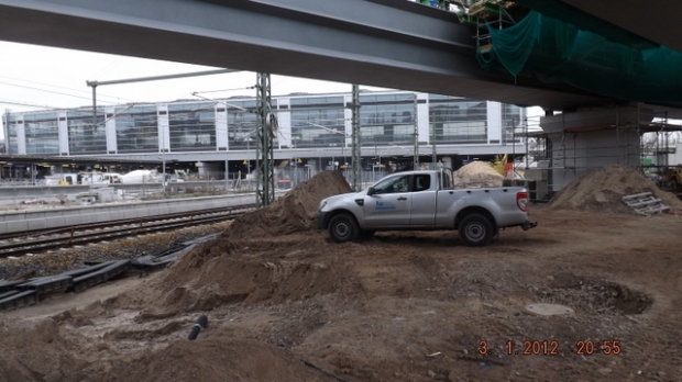 Kabelbrücke Markgrafendamm, im Bildvordergrund