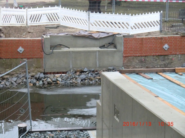 Fußgängerbrücke / Kietzer Graben, in der Winterpause