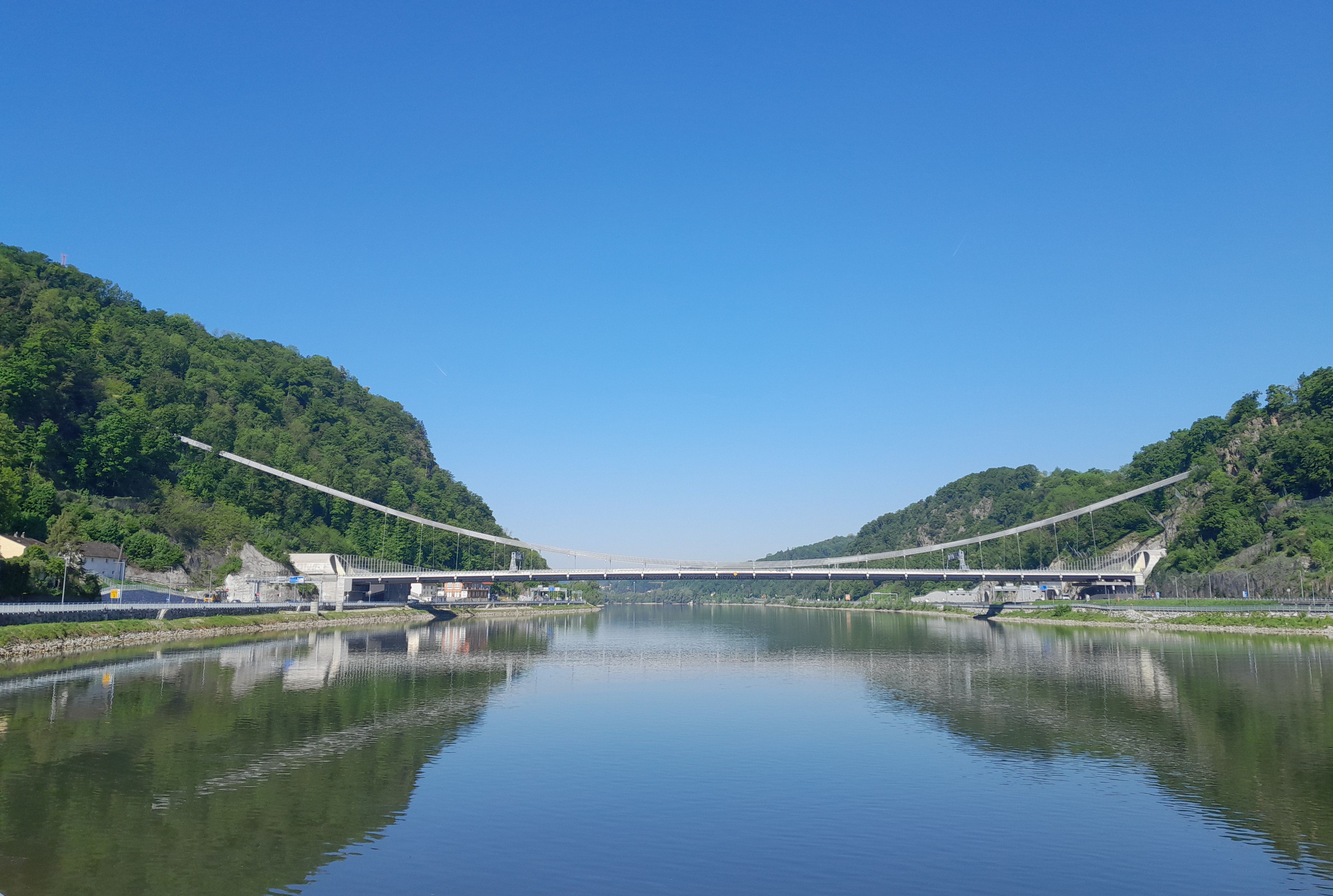 Eine echte Hängebrücke: Die 500 m langen Tragseile der neuen Donaubrücke in Linz sind im Fels verankert.        Foto: MAURER