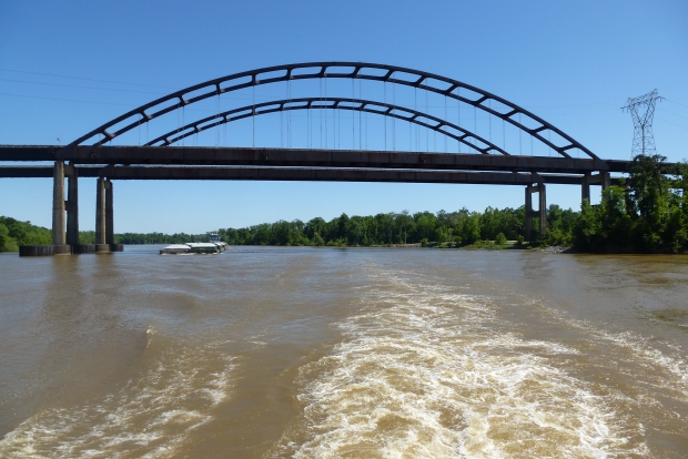 Brückenfeld über den Mobile River