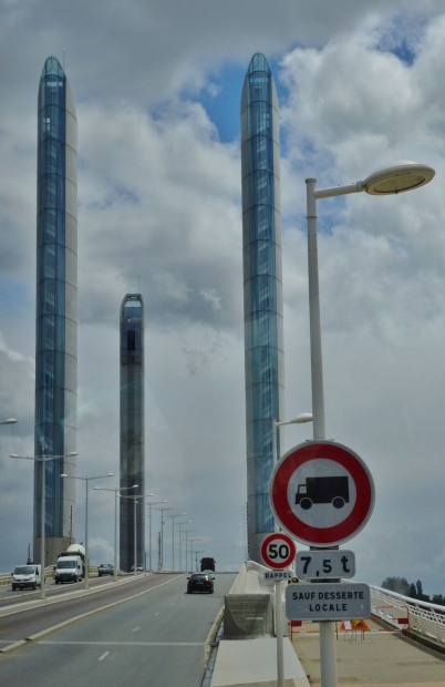 Auffahrt auf die Brücke vom linken (westl.) Garonne-Ufer
