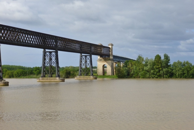 Im Brückenvorland verläuft die Brücke weiter als Gitter-Kastenbrücke (Fahrbahn oben), bevor sie in eine gemauerte Brücke übergeht.