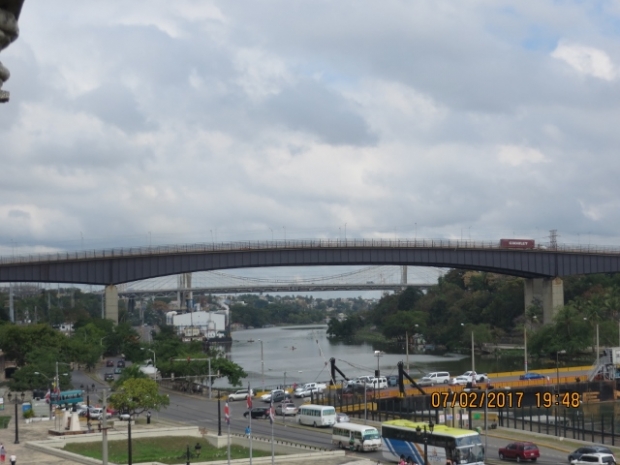 Ponte Ramon Matias Mella / Rio Ozama, im Bildvordergrund