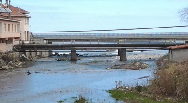 Brücke im Vordergrund