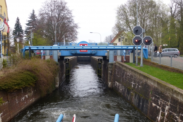 Mühlenstraßenbrücke und Rohrbrücke, Bl. von unterhlab der Schleuse