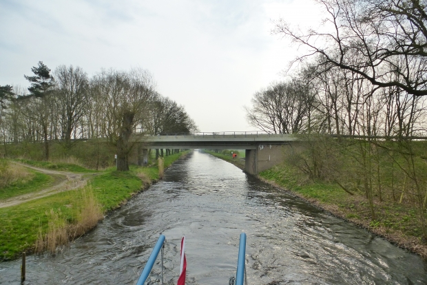 L 092 überquert den Störkanal