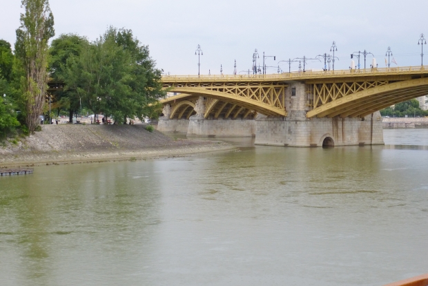 Knick der Brücke und Abfahrt zur Margareteninsel