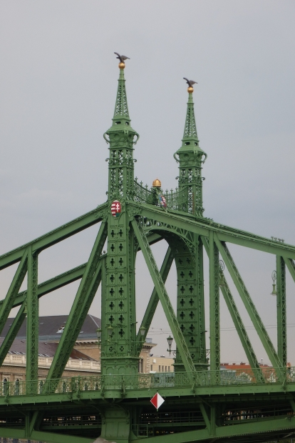 Freiheitsbrücke, östl. Brückentor mit Wappen und zwei Turuls auf goldenen Kugeln