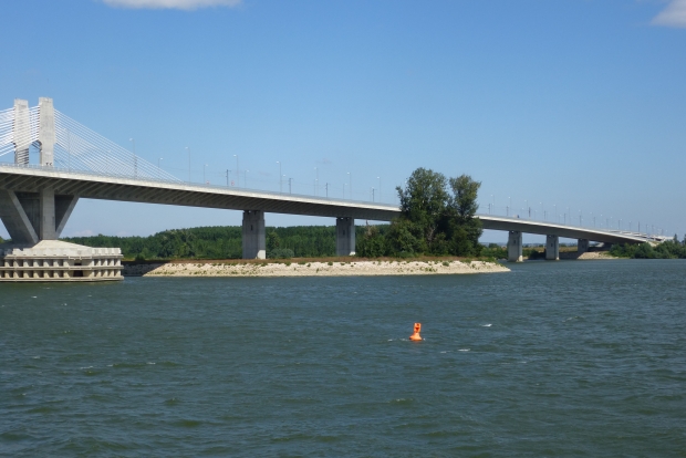 Brücke mit Insel im Strom