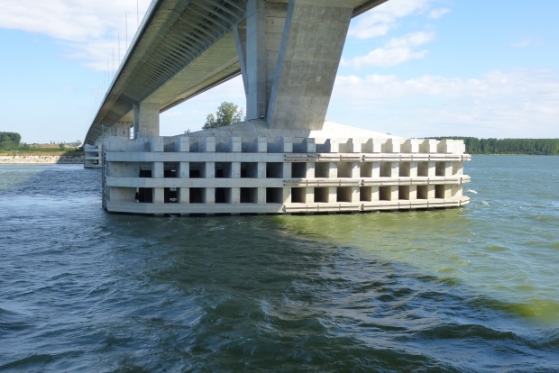 Brücke Neues Europa, unter der Brücke