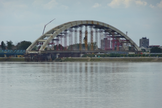 Westlicher Bogen des Neubaus der zerstörten Brücke