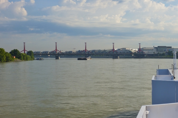 Eisenbahnbrücke Süd (im Vordergrund, vor der Rákóczi-Brücke)