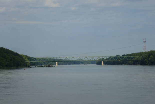Die Straßenbrücke der E 575 bei Medvedov