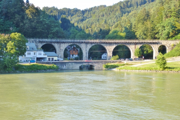 Gießenbachbrücke (Vordergrund), Straßenbrücke