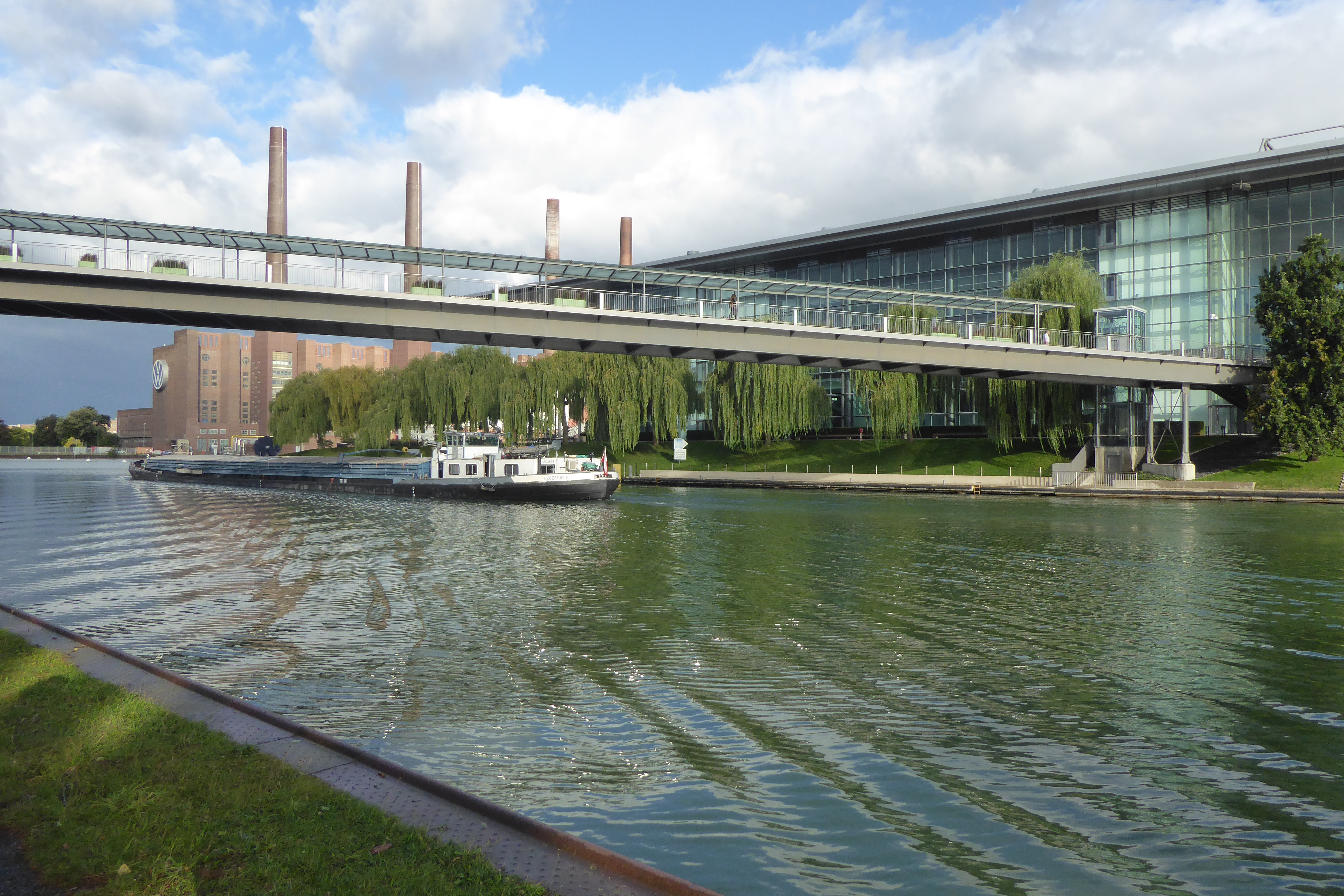 Stadtbrücke am VW-Werk in Wolfsburg, Blick von Osten