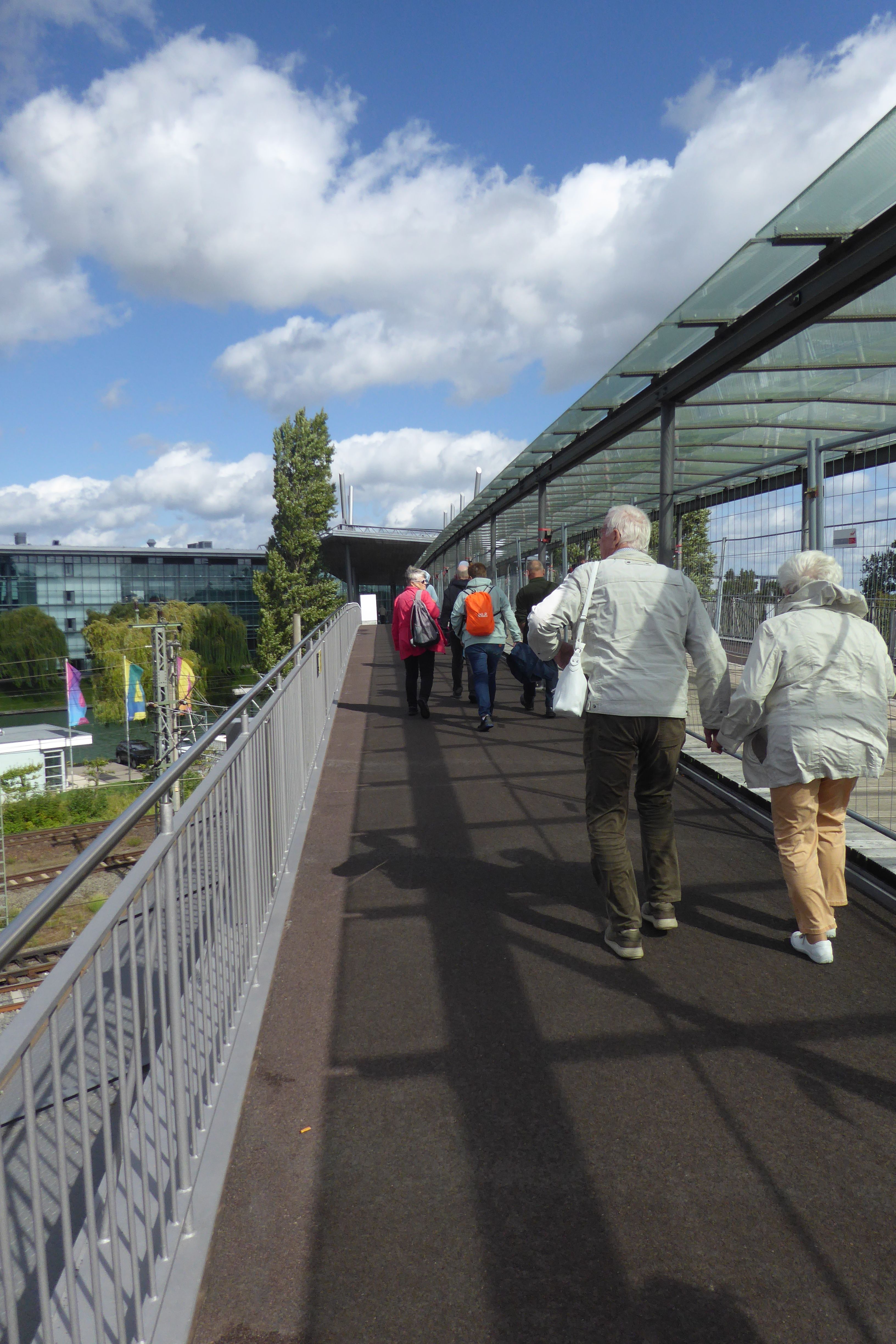 Auf der Stadtbrücke am VW-Werk in Wolfsburg
