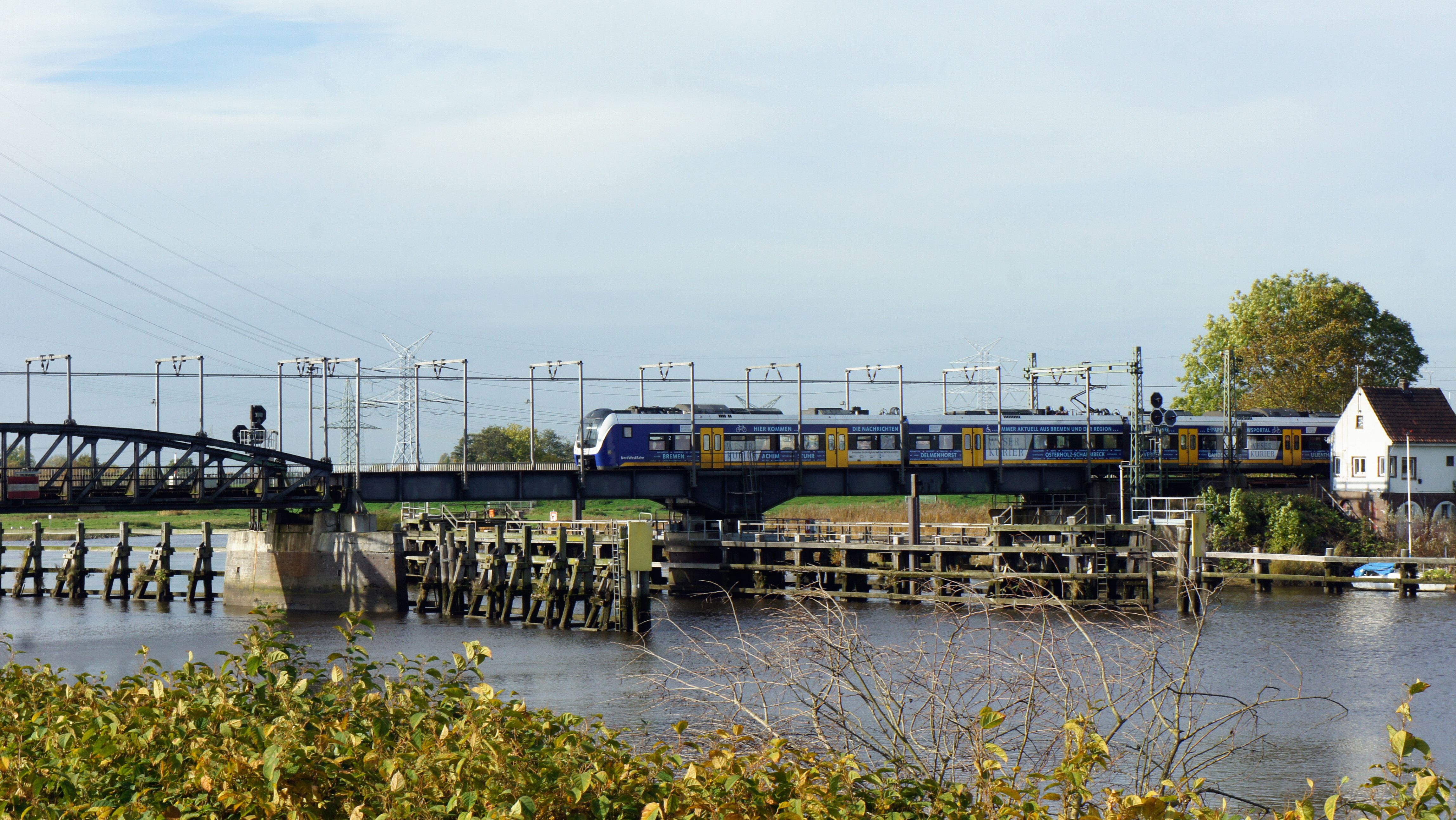 Drehbrücke über die Hunte bei Elsfleth-Orth mit einem ET440 der NordWestBahn aus Elsfleth kommend