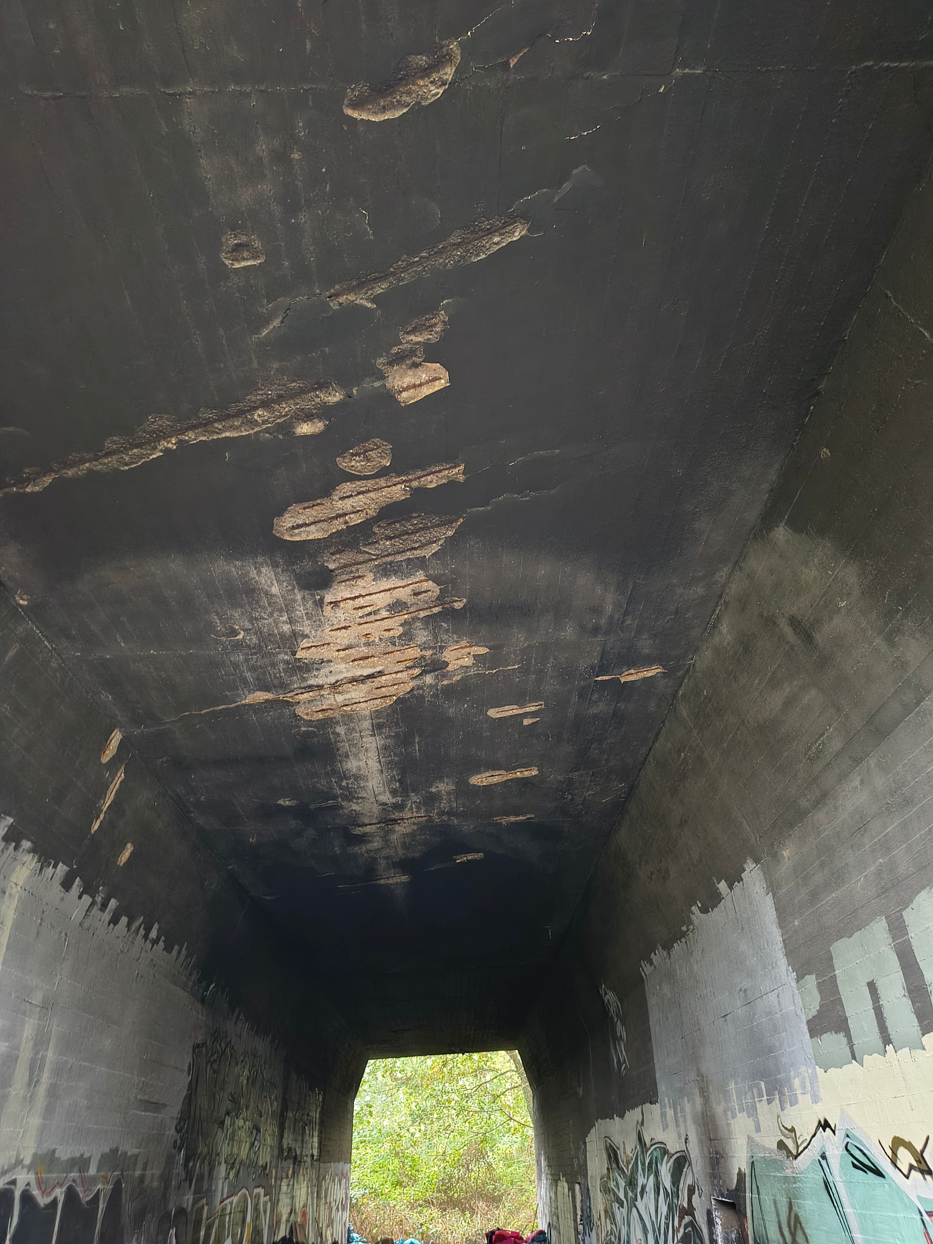 Blick auf die Brückenunterseite nach einem brandschaden