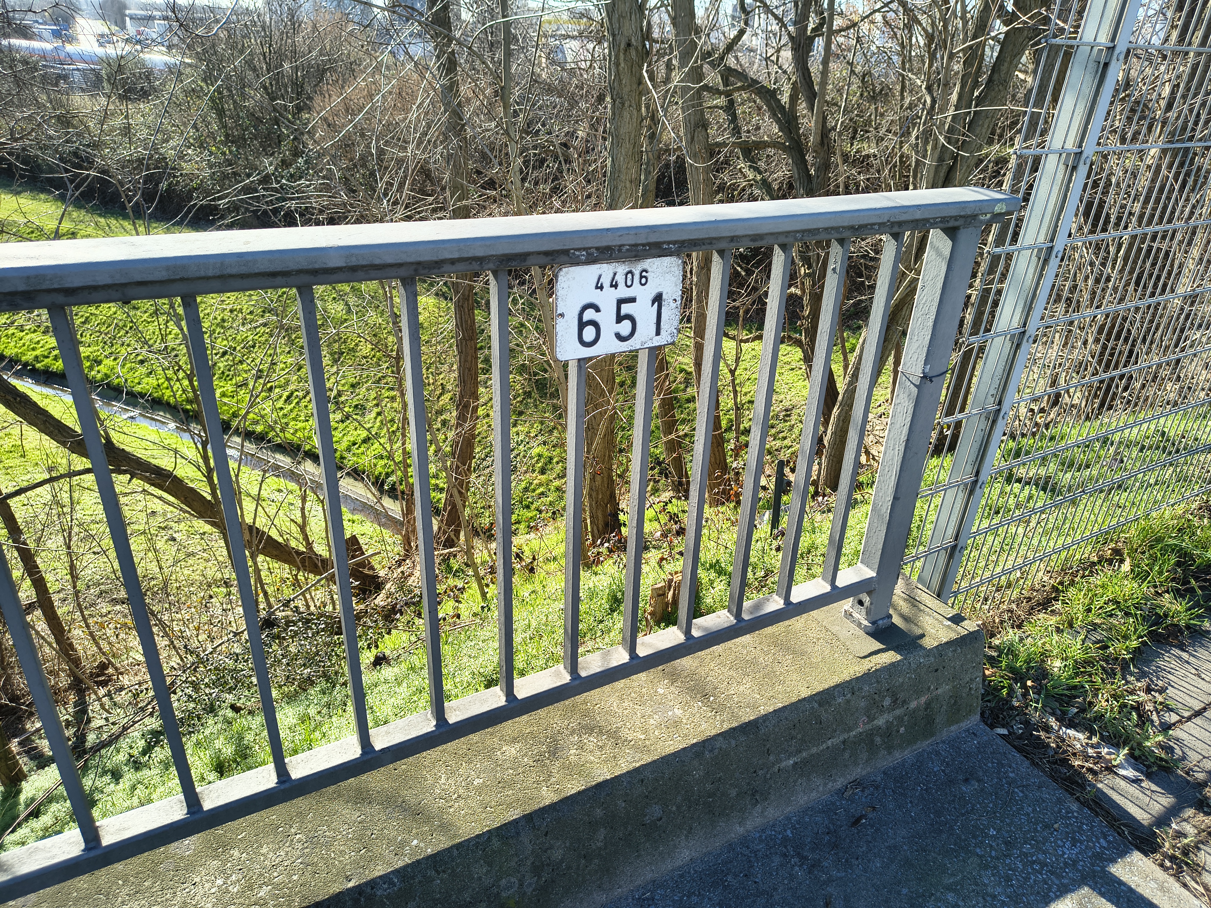 Schild mit Brückennummer an der südwestlichen Ecke