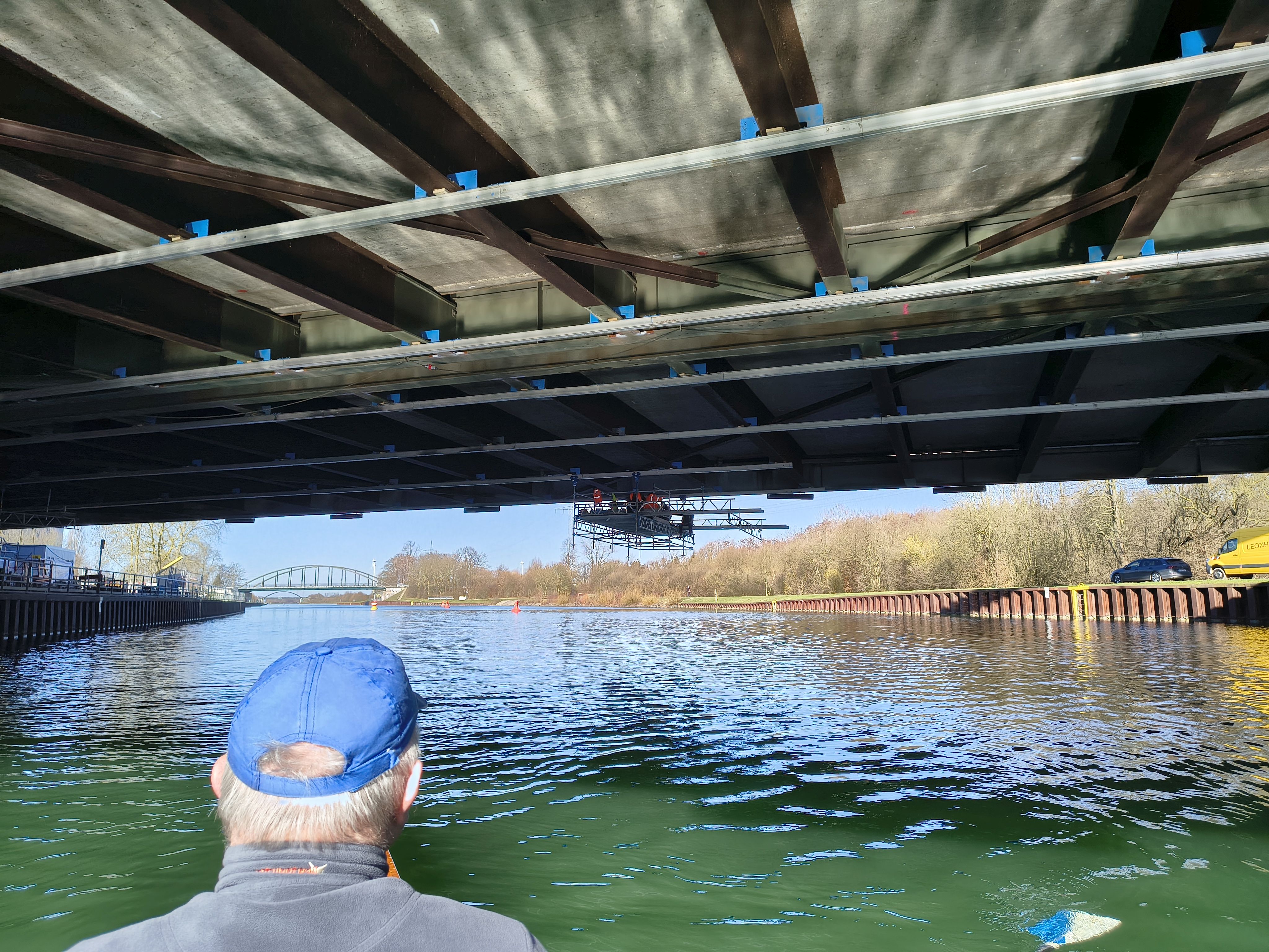 unter der Brücke werden zusätzliche Profile angebracht