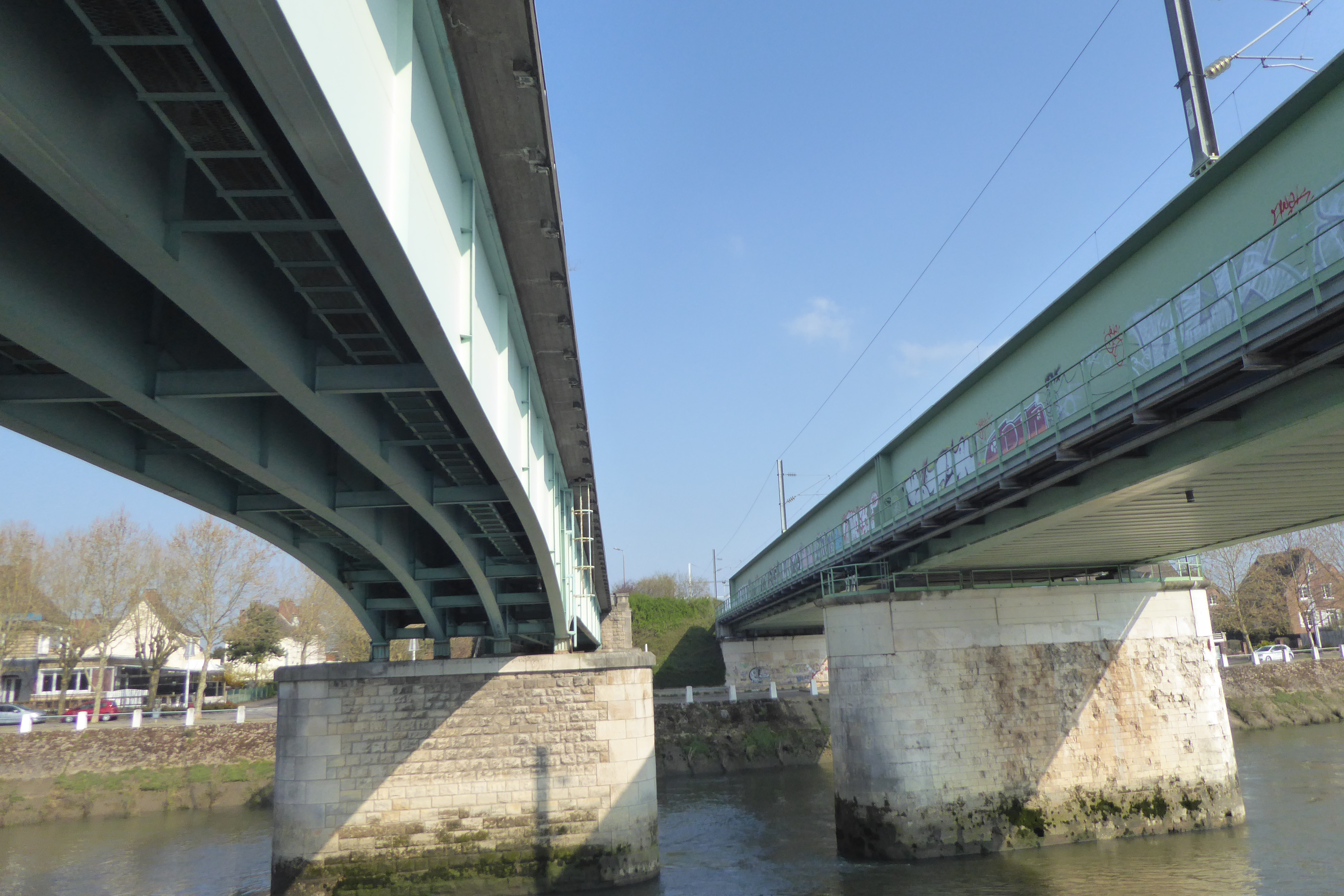 Unter der Brücke (links) der D13 über die Seine