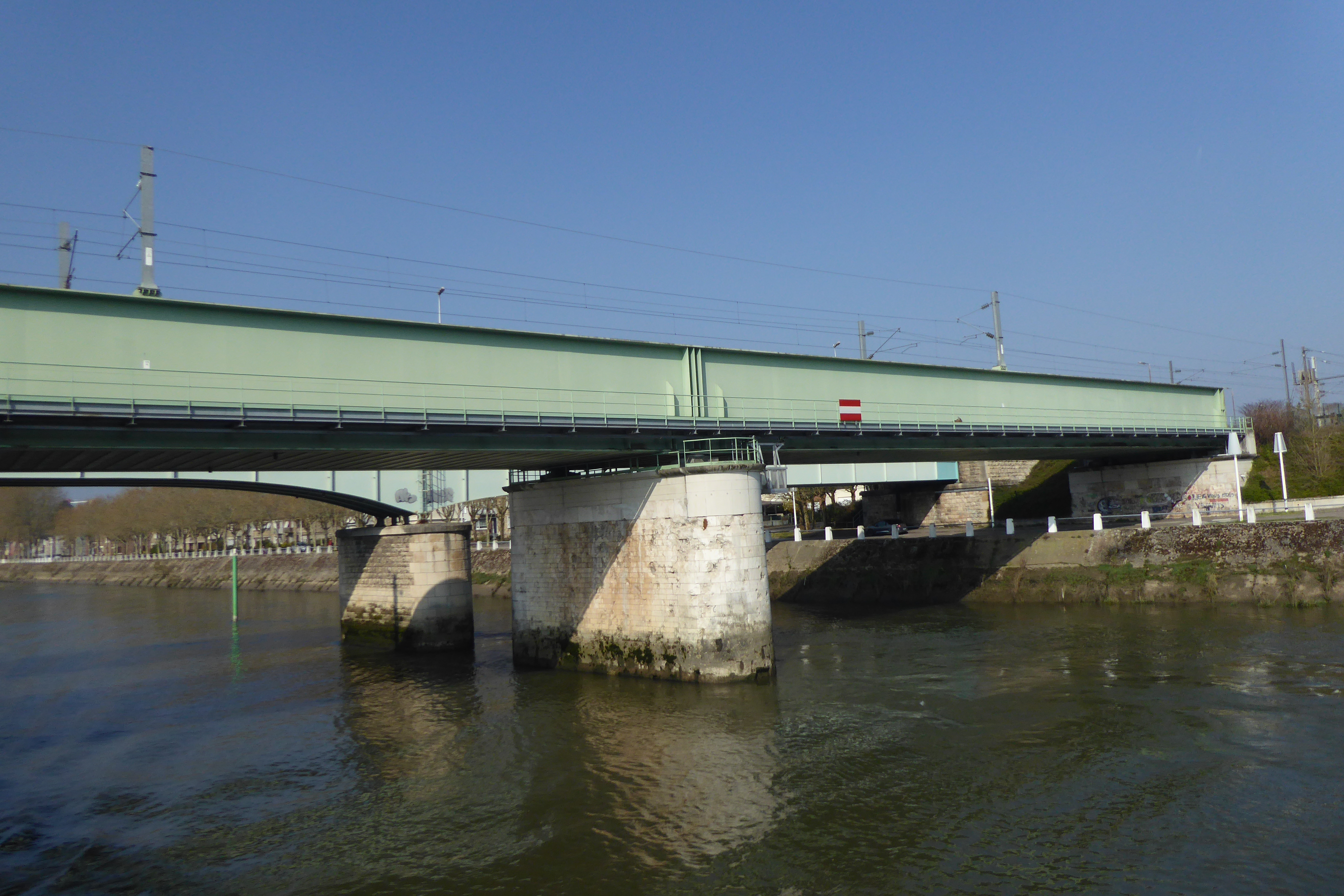 Eisenbahnbrücke bei Oissel-sur-Seine über die Seine, Blick von O