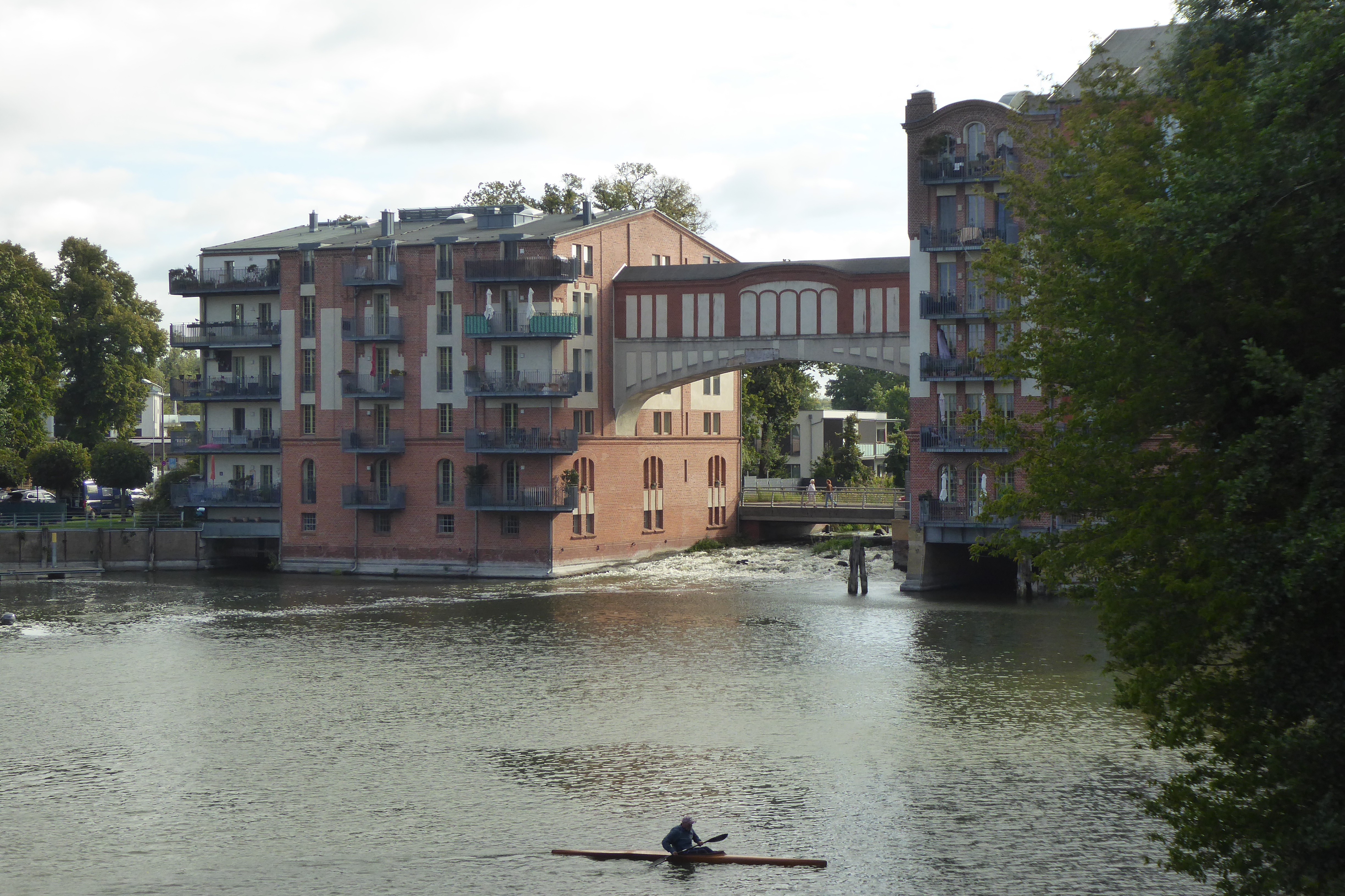 Hausbrücke zwischen zwei ehemaligen Mühlengebäuden
