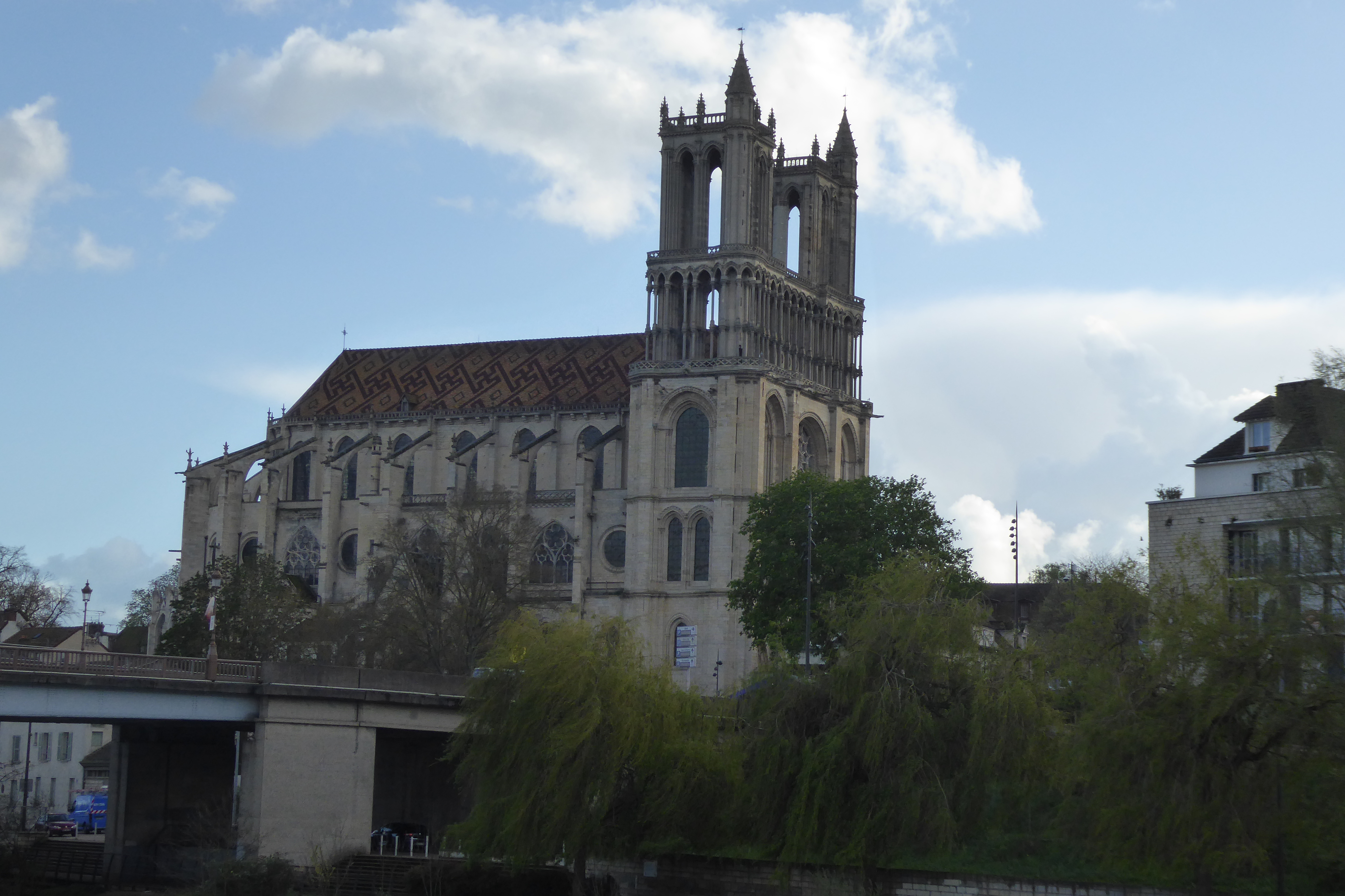 Brücke über die Seine in Mantes-la-Jolie, Blick auf linkes Seine-Ufer
