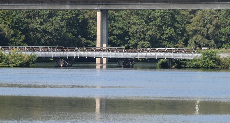 Rohrbrücke und Fußgängersteg