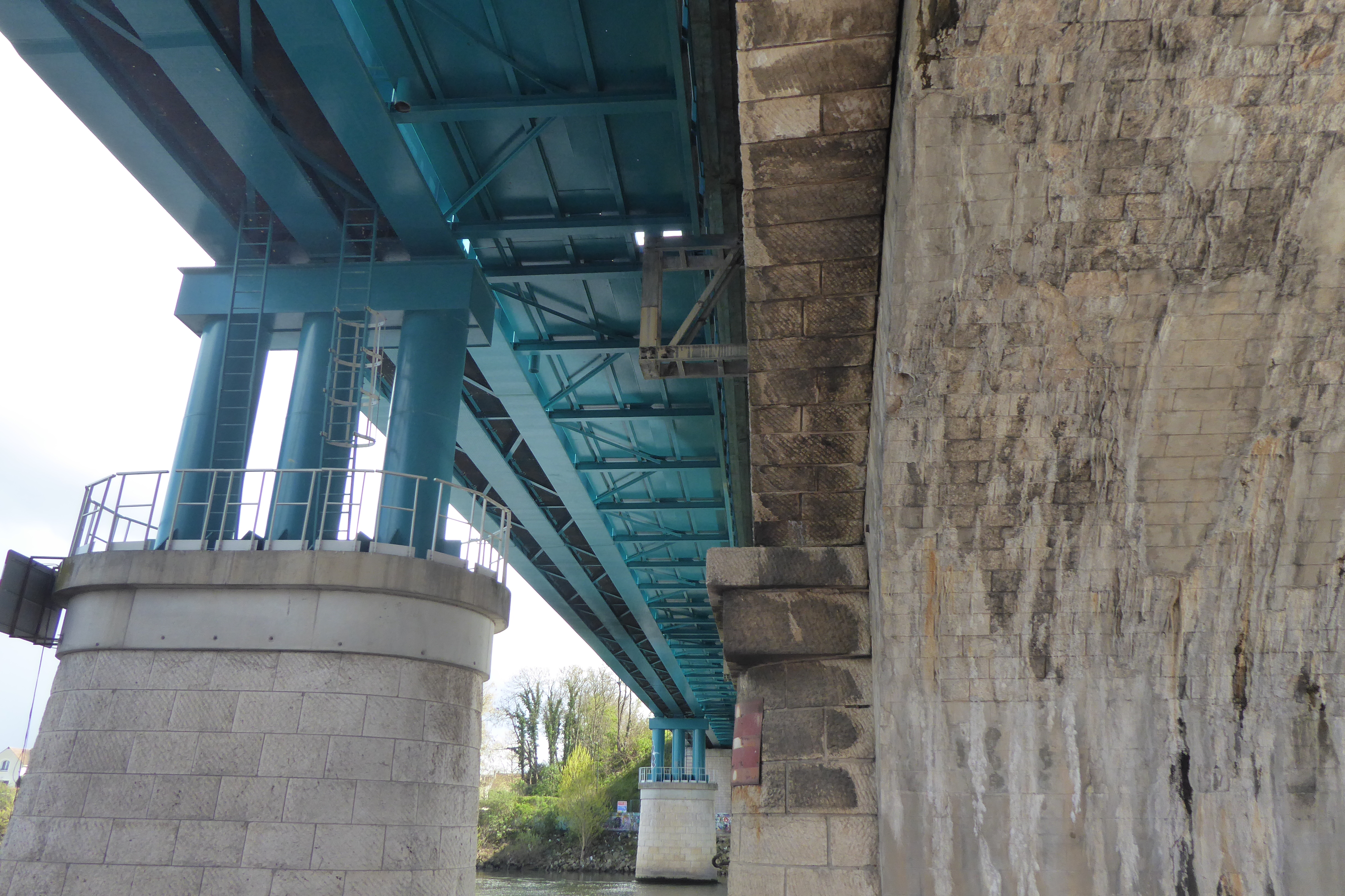 Unter der Brücke für Eisenbahn und RER zwischen Sartrouville und Maisons-Lafitte