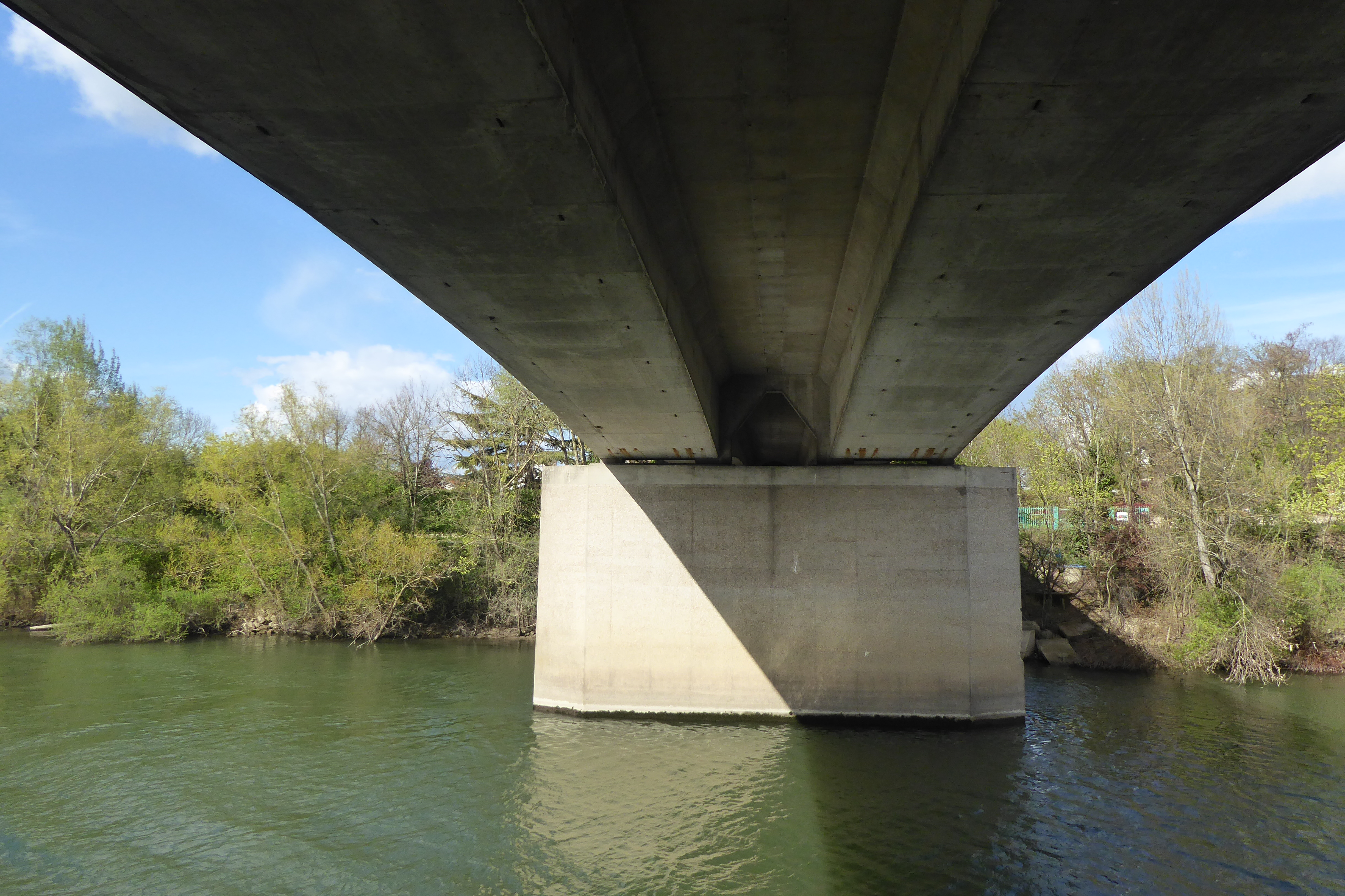 Unter der Pont du Maréchal-de-Lattre-de-Tassigny in Croissy