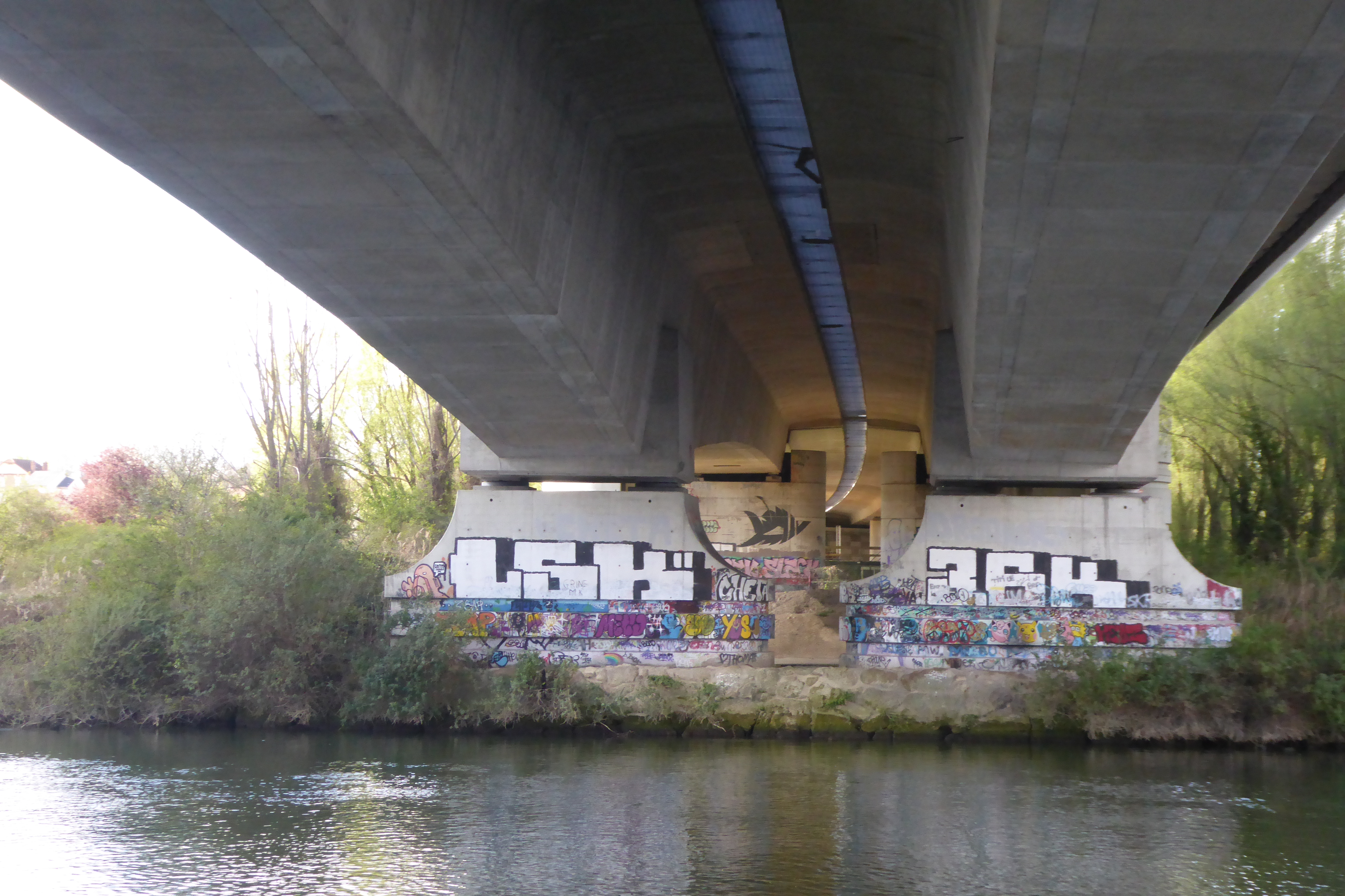 Unter der Brücke der A 14 über die Seine