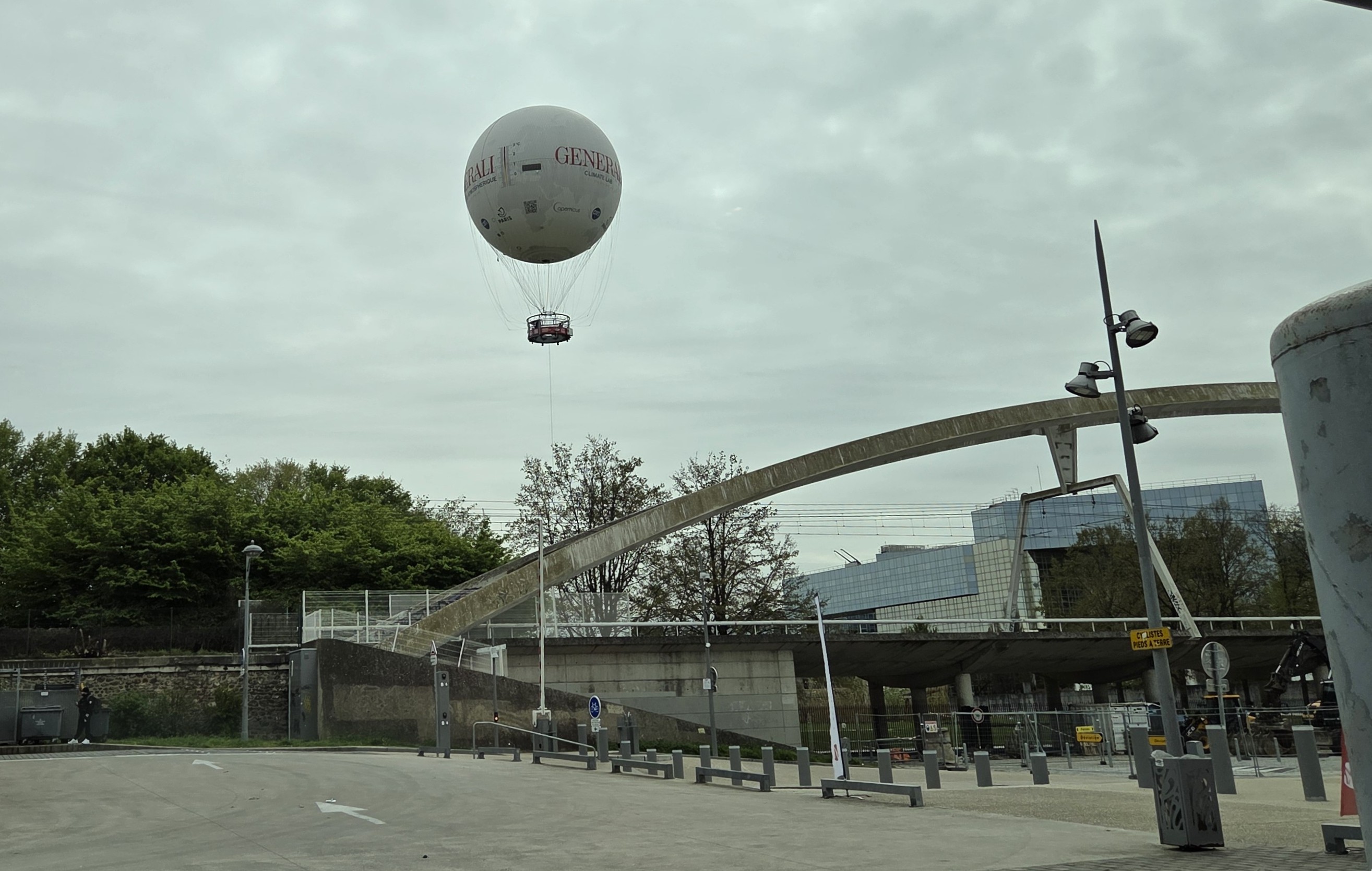 Pont André Citroen mit dem Generali-Fesselballon
